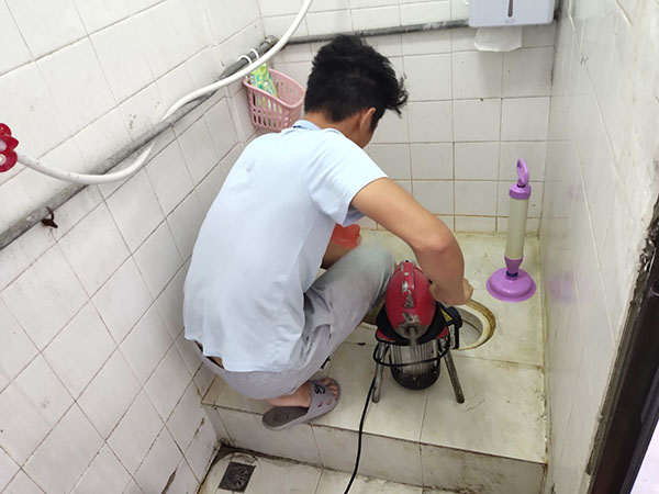 建德管道堵塞冒臭气 专业师傅现场解决问题